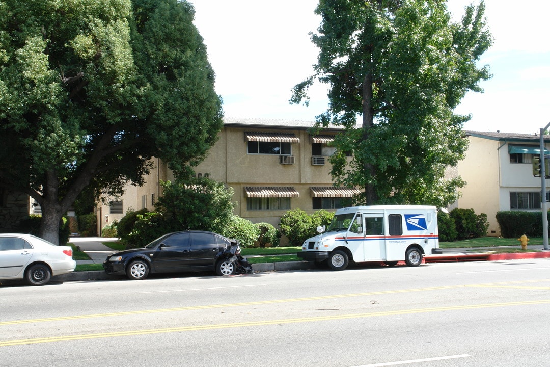 4900 Hazeltine Ave in Sherman Oaks, CA - Building Photo