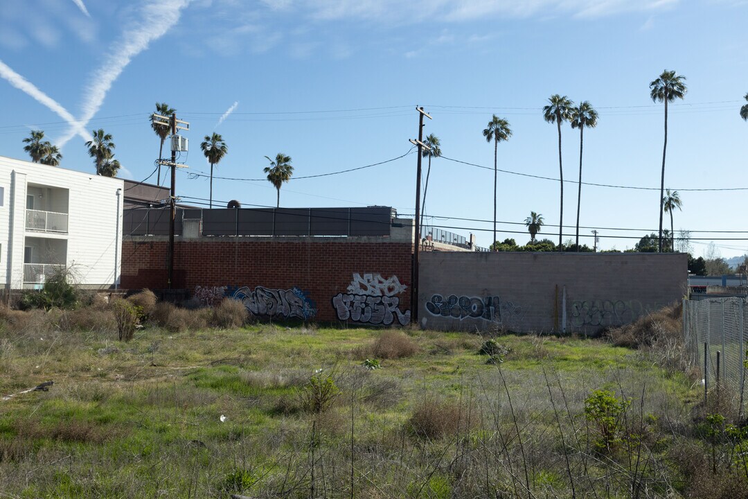 14818 Delano St in Van Nuys, CA - Building Photo