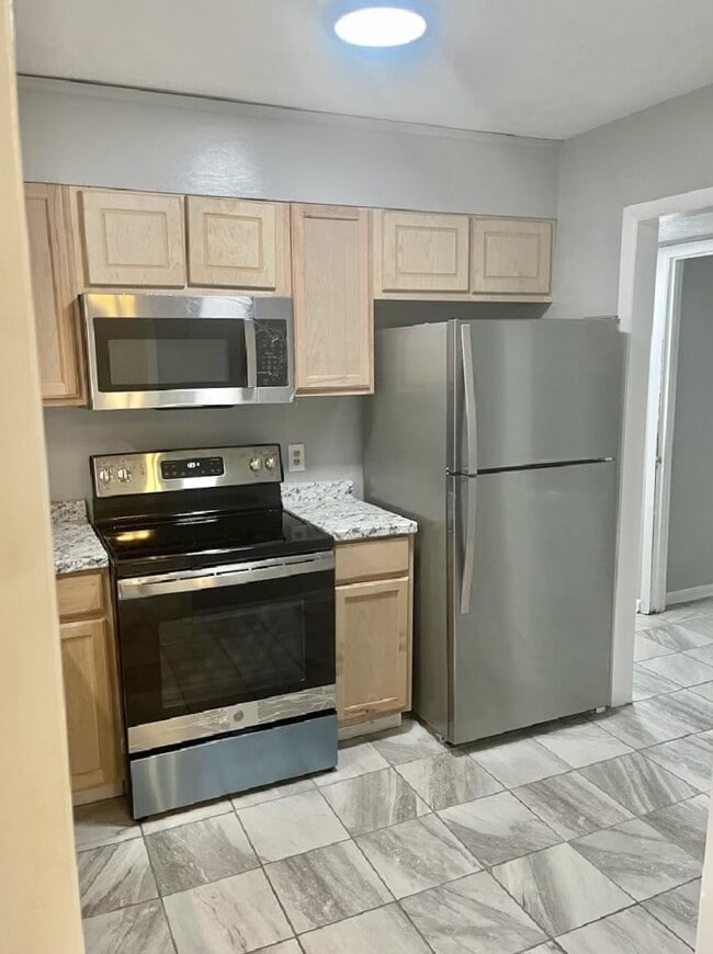 738 Hedgelawn Way in Fayetteville, NC - Foto de edificio - Building Photo