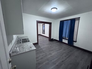 650 W 3rd St in Niles, OH - Foto de edificio - Building Photo