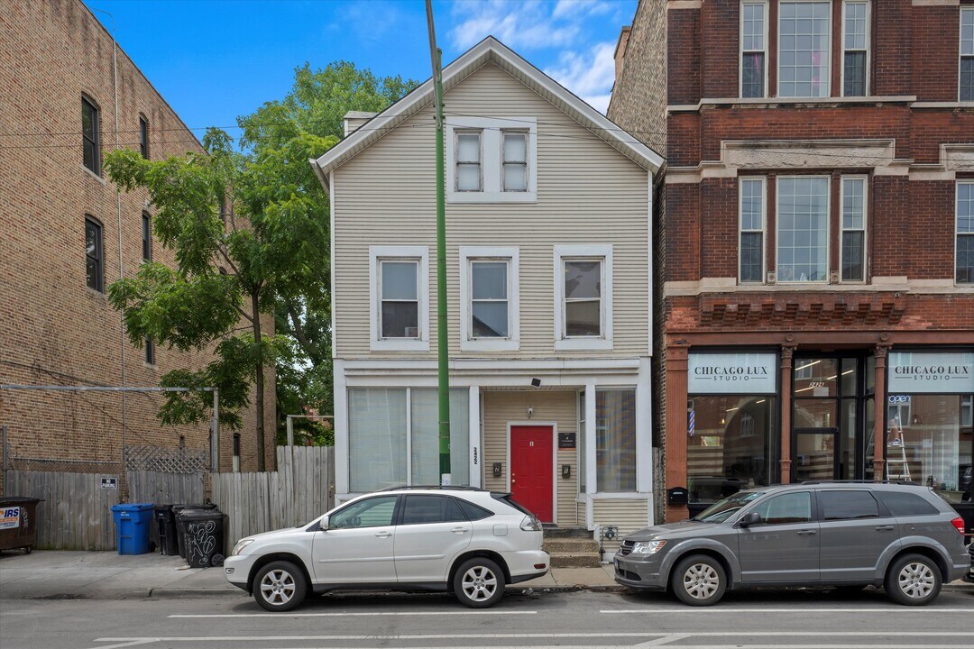 2422 N Clybourn Ave in Chicago, IL - Building Photo