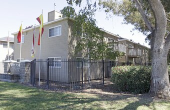 Abbey Pointe Apartments in Stockton, CA - Foto de edificio - Building Photo