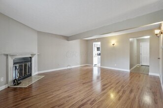 384 W Powell Rd in Powell, OH - Foto de edificio - Building Photo