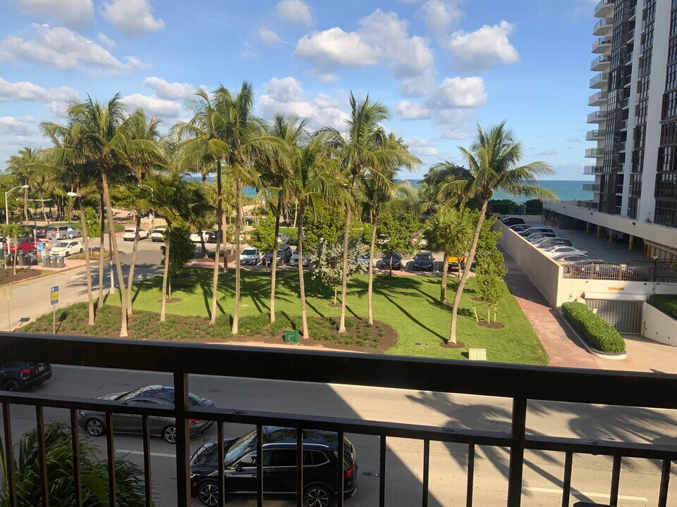 6444 Collins Ave, Unit 302 in Miami Beach, FL - Building Photo