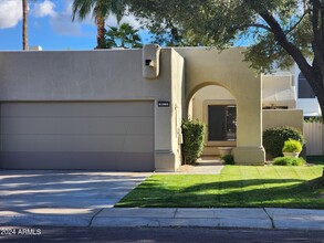 9073 E Meadow Hill Dr in Scottsdale, AZ - Building Photo - Building Photo