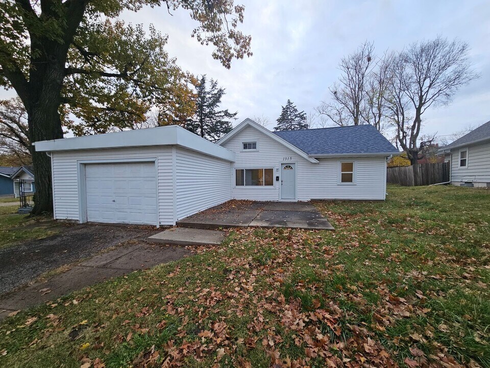 1315 Maplewood Dr NE in Cedar Rapids, IA - Building Photo