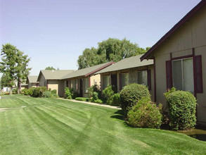 Sierra Terrace East in Bakersfield, CA - Building Photo - Building Photo