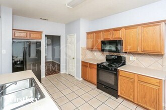 7949 Greengate Dr in Dallas, TX - Building Photo - Building Photo