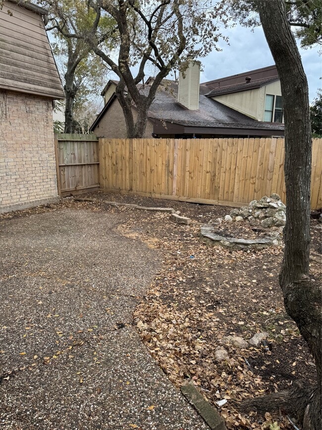 139 Phanturn Ln in Bellaire, TX - Building Photo - Building Photo