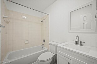 4607 Bayshore Dr in Naples, FL - Building Photo