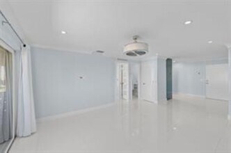 3220 Bayview Dr, Unit 302 in Fort Lauderdale, FL - Foto de edificio - Building Photo