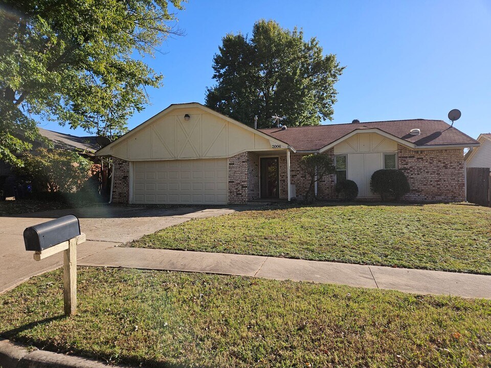 2006 Oakmeadows Dr in Norman, OK - Building Photo
