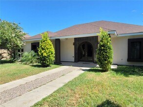 417 E Bluebird Ave in McAllen, TX - Foto de edificio - Building Photo