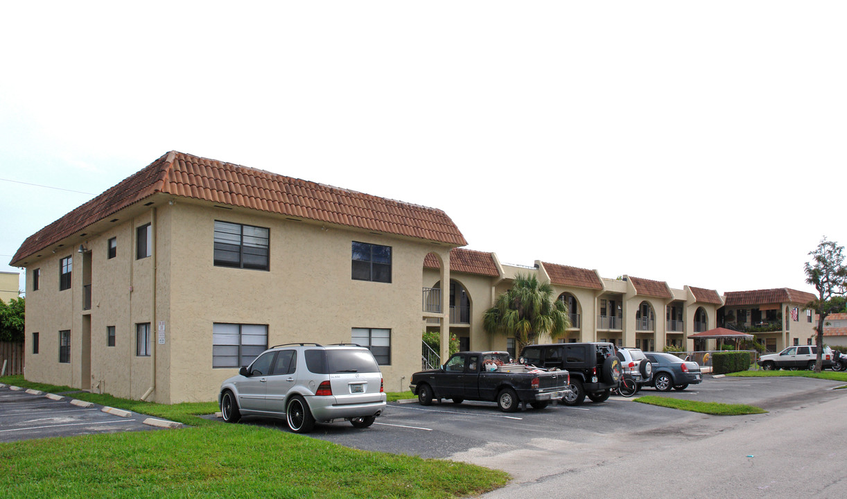 2141 NE 42nd St in Lighthouse Point, FL - Building Photo