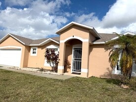 1013 SW London Ln in Port St. Lucie, FL - Building Photo