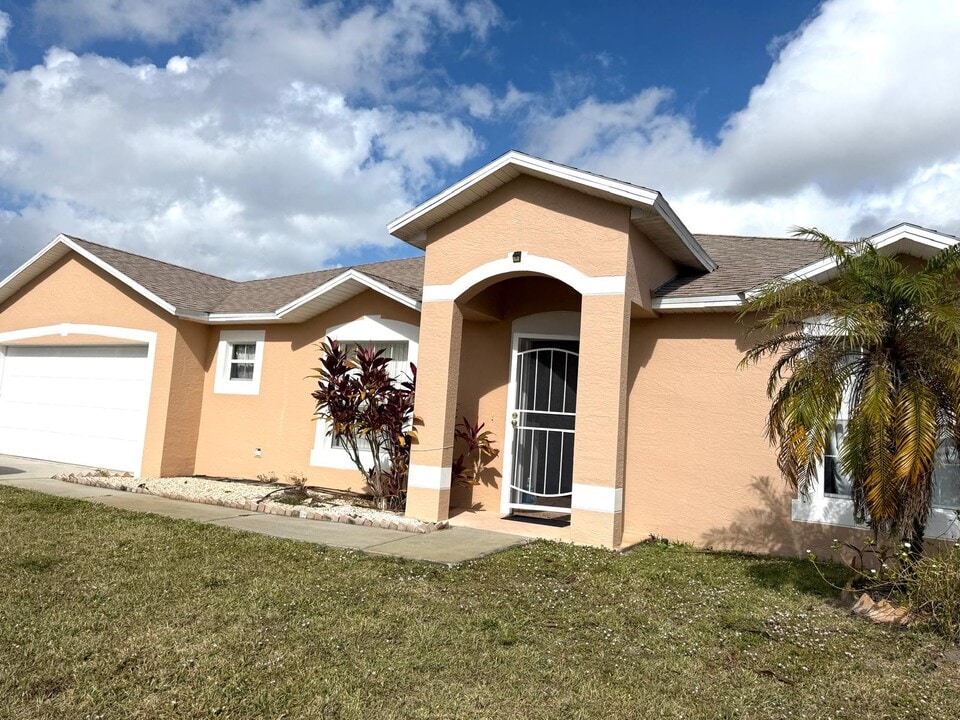 1013 SW London Ln in Port St. Lucie, FL - Building Photo