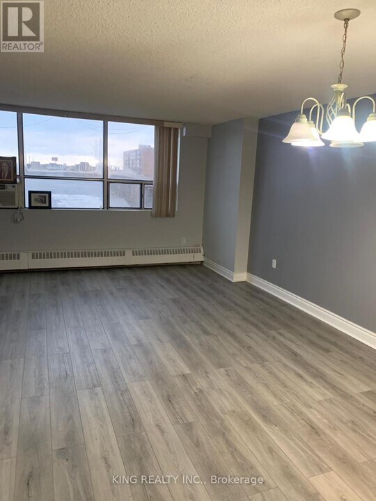 25 Sunrise Ave in Toronto, ON - Building Photo