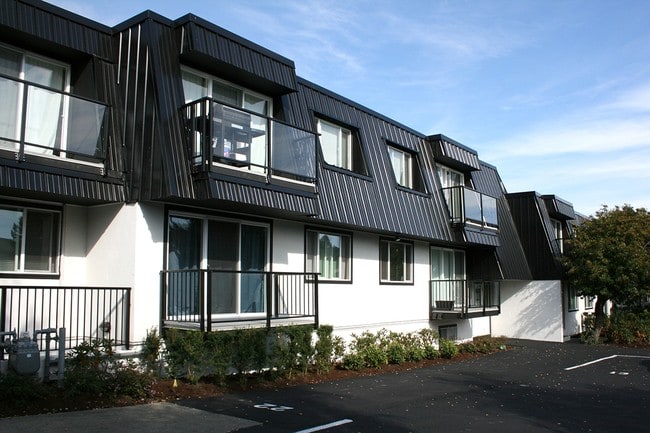 Shelbourne Apartments in Saanich, BC - Building Photo - Building Photo