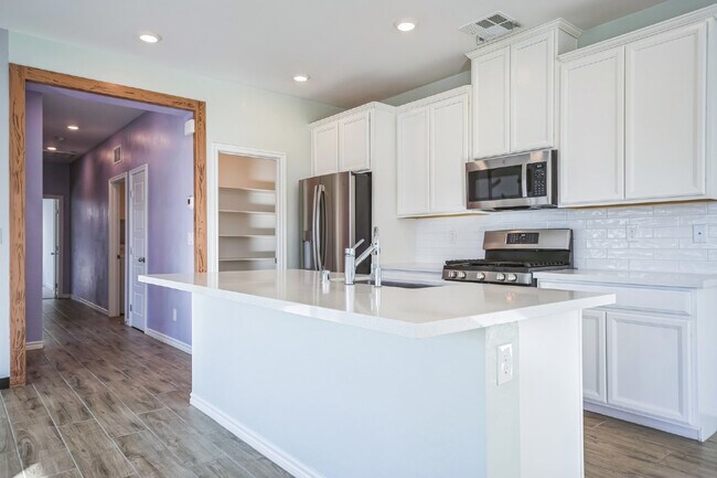 7348 N Decatur Blvd-Unit -Unit 1 in North Las Vegas, NV - Building Photo - Building Photo