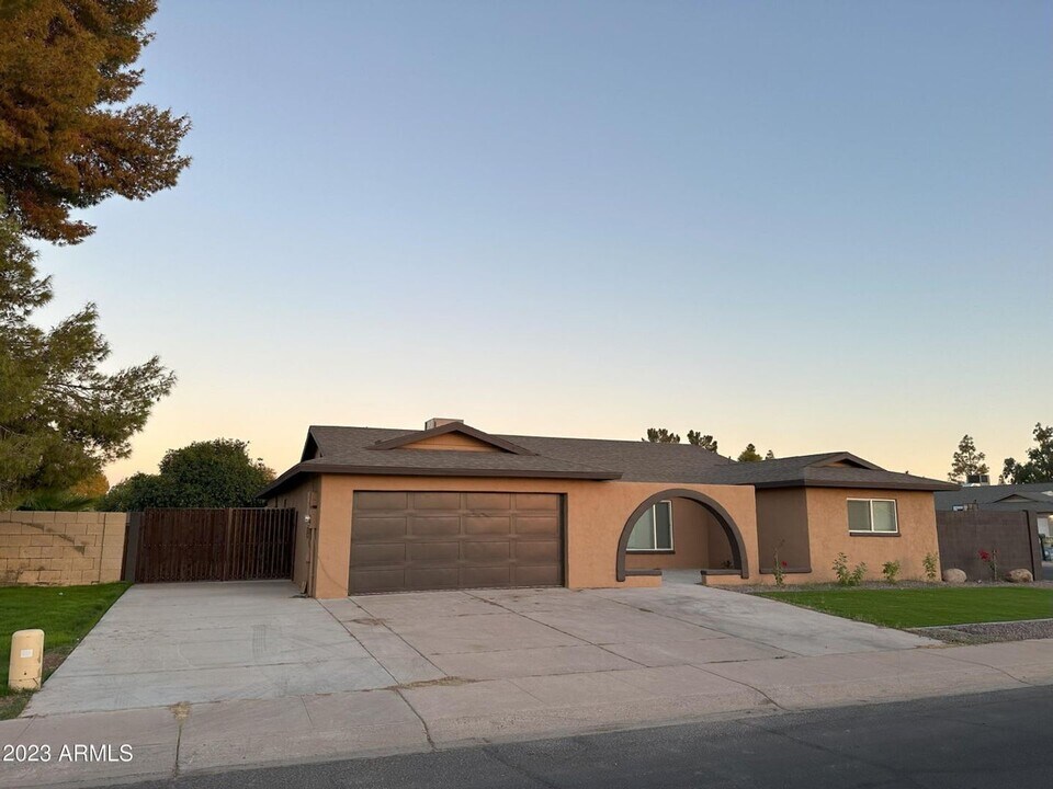 14201 N 55th Dr in Glendale, AZ - Foto de edificio
