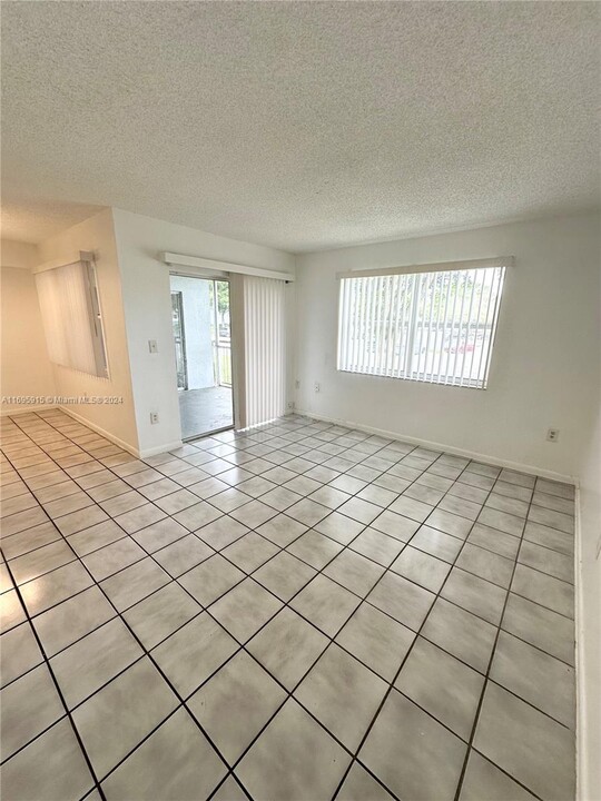 8500 SW 212th St in Cutler Bay, FL - Building Photo