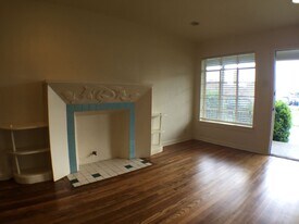 205-207 N Tennant St in Dallas, TX - Building Photo