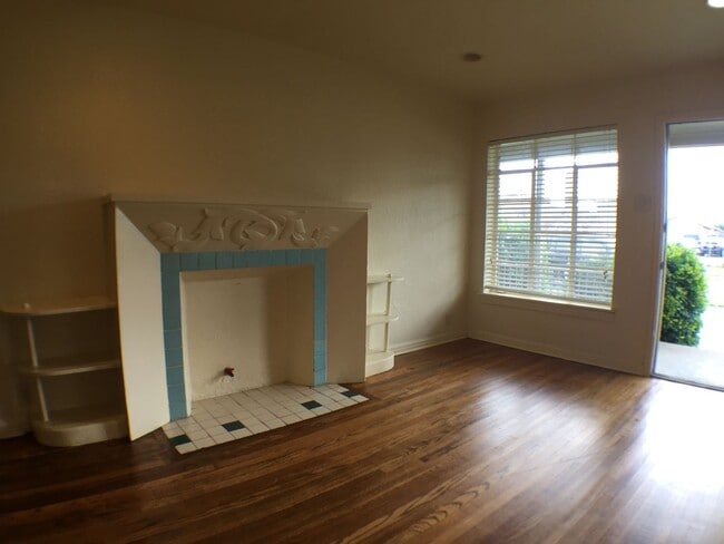 205-207 N Tennant St