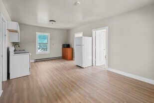 32 Worcester Rd in Charlton, MA - Building Photo