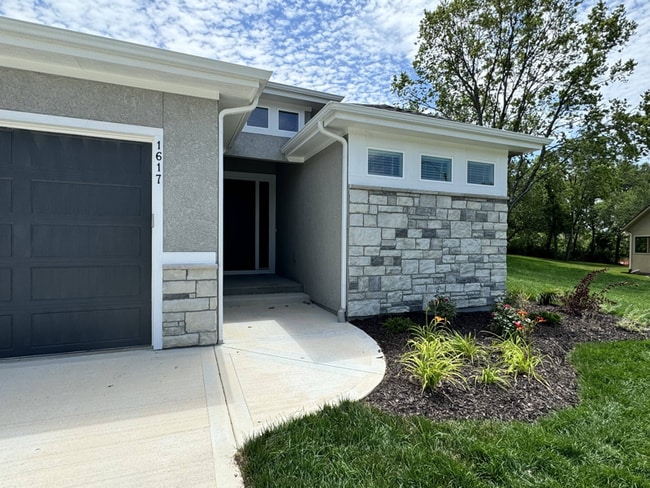 1617 SW Hedgewood Ln in Lee's Summit, MO - Building Photo - Building Photo