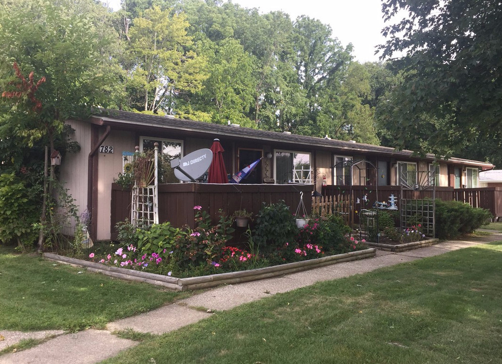 Spring Valley Apartments in Conneaut, OH - Building Photo