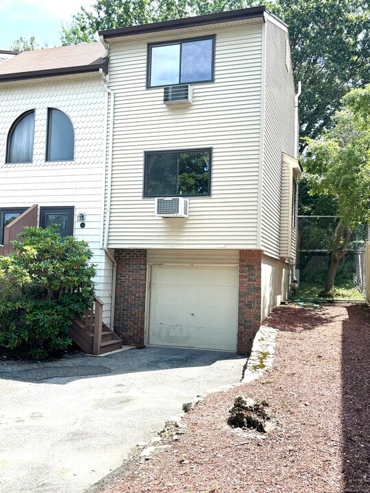 60 Lawn Ave in Stamford, CT - Building Photo