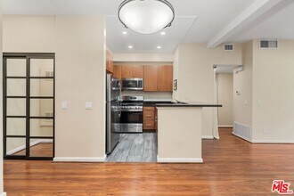 8300 Manitoba St in Los Angeles, CA - Foto de edificio - Building Photo