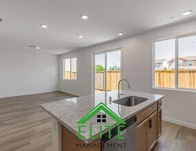 5272 Senesta Cir in Sacramento, CA - Building Photo - Building Photo