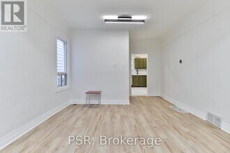 212 Coxwell Ave in Toronto, ON - Building Photo - Building Photo