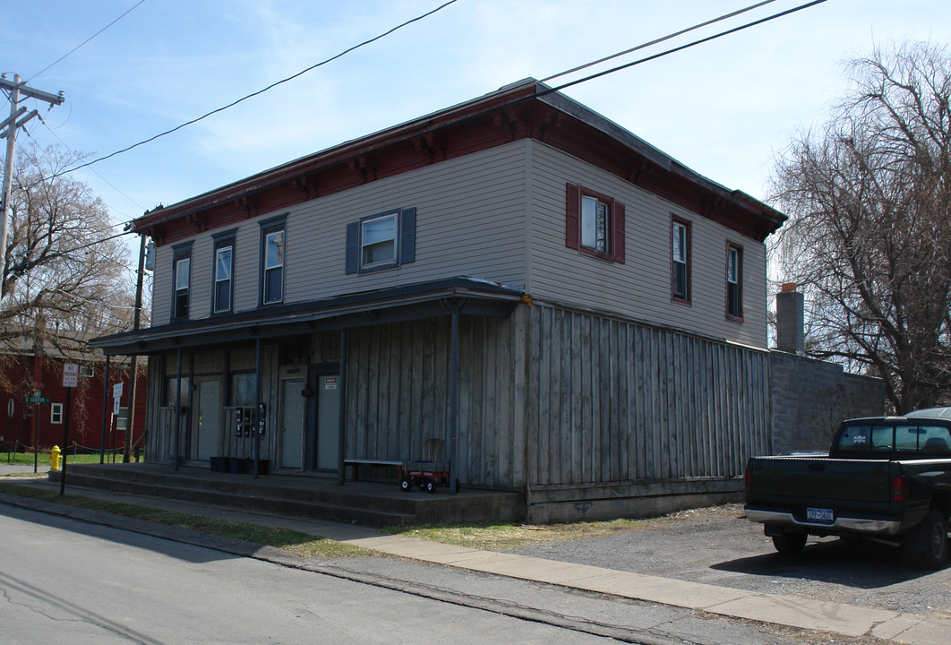 101 W First St in East Syracuse, NY - Foto de edificio