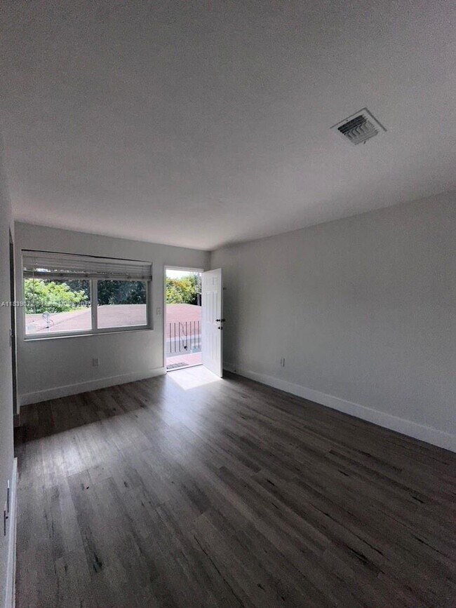 69 NW 35th St in Miami, FL - Building Photo - Building Photo