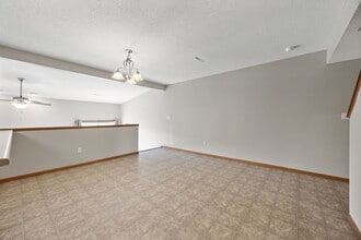 533 E Goldfinch Dr in Tiffin, IA - Building Photo - Building Photo