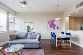925 Common St in New Orleans, LA - Building Photo - Building Photo