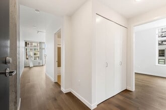 2717 Western Ave in Seattle, WA - Foto de edificio - Building Photo