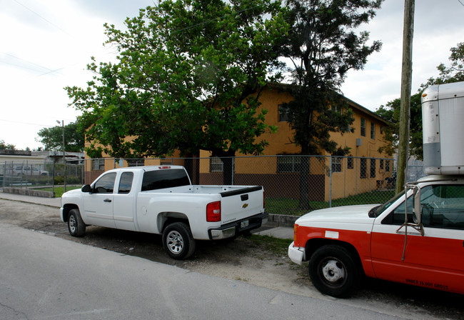 736-738 NW 35th St in Miami, FL - Building Photo - Building Photo