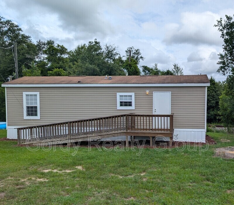 6948 Illinois St in Grand Ridge, FL - Building Photo