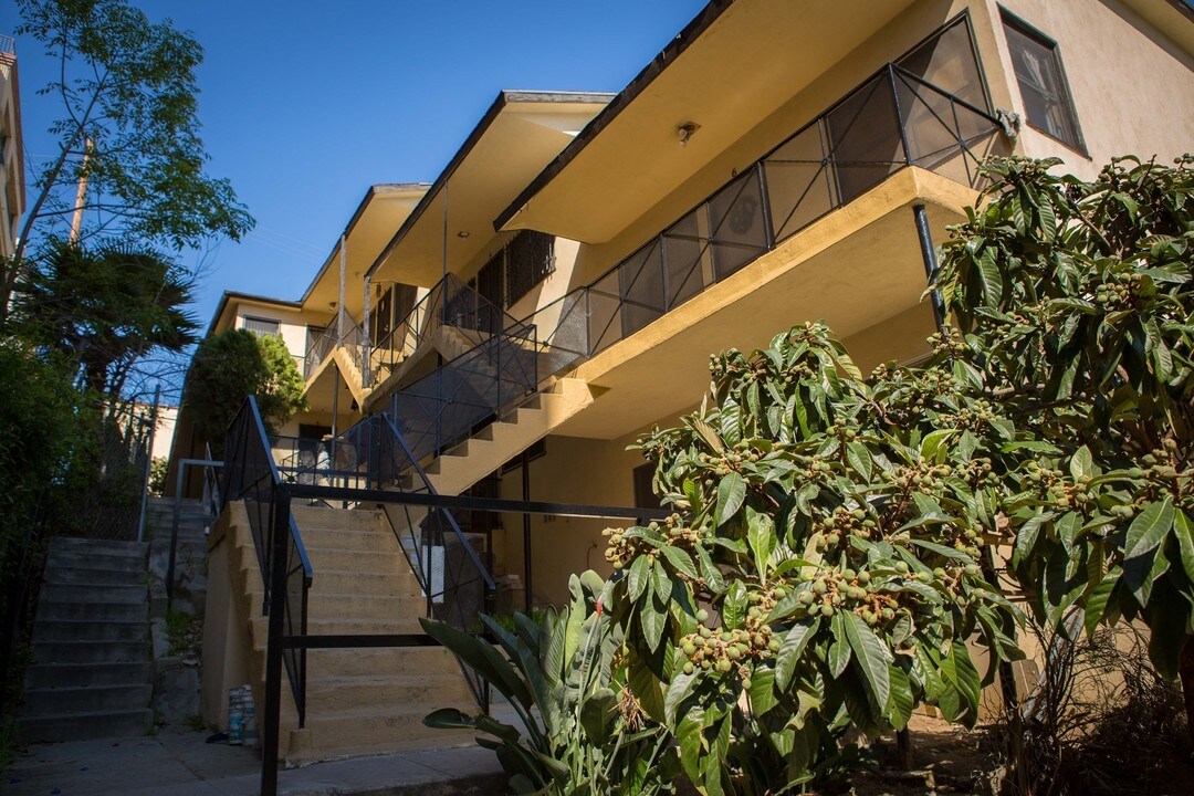 415 Loma Dr in Los Angeles, CA - Building Photo