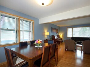 1112 S MAPLE AVE in Oak Park, IL - Building Photo - Building Photo