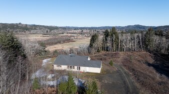 3545 Hunt Clubb Rd in Raymond, WA - Building Photo