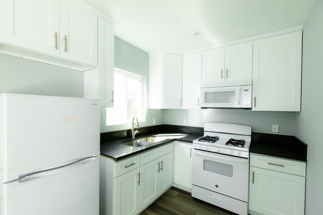 6429 1/2 S Victoria Ave in Los Angeles, CA - Building Photo - Building Photo