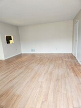 7 Boulder Ct in Coram, NY - Foto de edificio - Building Photo