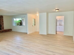 182 W Alta Green in Port Hueneme, CA - Building Photo - Building Photo