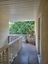 7036 Hawthorn Ave in Los Angeles, CA - Building Photo