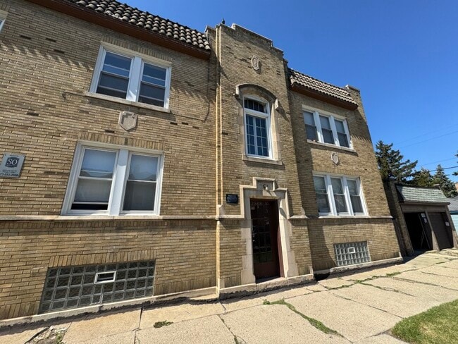 property at 2510 N Leclaire Ave
