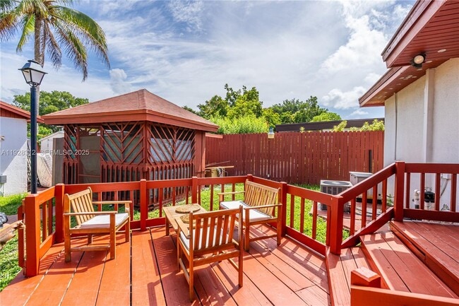 1841 SW 29th Ave in Miami, FL - Foto de edificio - Building Photo